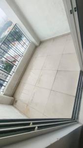 Habitación vacía con ventana y suelo de baldosa. en Elements Hinjewadi ph1 2bhk, en Pune