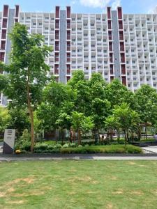 Un gran edificio con árboles delante. en Elements Hinjewadi ph1 2bhk, en Pune