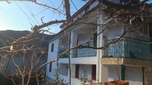 UdënishtVila Ansi Klean的带阳台和树的白色建筑 更多36张照片