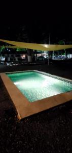 een leeg zwembad 's nachts met bij Lofts #9 & #6 Surf EcoVilla Playa El Sunzal in El Sunzal