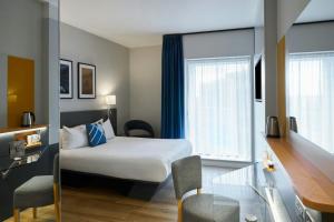 ダンディーにあるFour Points Flex by Sheraton Dundeeのベッドと窓のあるホテルの部屋 +11枚の写真