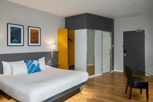 Postel nebo postele na pokoji v ubytování Four Points Flex by Sheraton Dundee