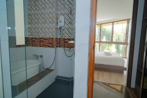 een badkamer met een douche en een bad en een raam bij Pool Villa Nam Nan in Nan +29 foto's
