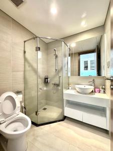 ein Badezimmer mit Dusche, Toilette und Waschbecken in der Unterkunft Top Floor High Quality Studio In Vinhomes Green Bay Near Marriott, Grand Plaza in Hanoi