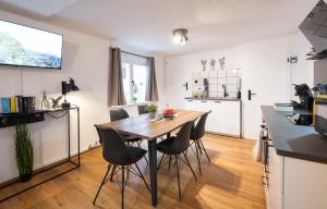 a kitchen and dining room with a table and chairs at Altbauoase Fulda - ruhig, zentral, Terrasse, Bahnhof 400m - in Fulda