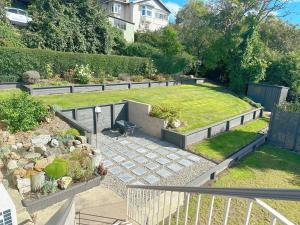 a backyard with a lawn and a garden with a garden sidx sidx sidx at Lune Lux in Oamaru
