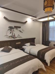 Postel nebo postele na pokoji v ubytování Louzhongxiaoge Inn