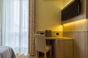 TV a/nebo společenská místnost v ubytování Hotel Est Piombino