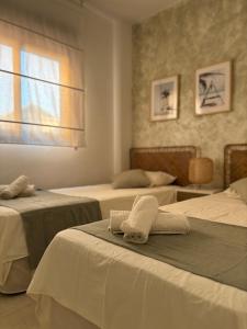A bed or beds in a room at Albatros Apartamentos Playa Granada