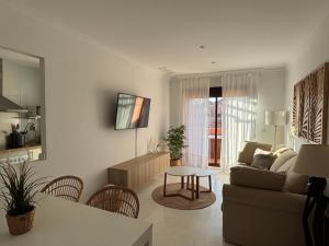 A television and/or entertainment centre at Albatros Apartamentos Playa Granada