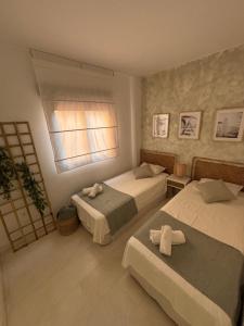 A bed or beds in a room at Albatros Apartamentos Playa Granada