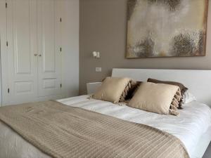A bed or beds in a room at Albatros Apartamentos Playa Granada