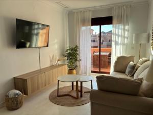 A television and/or entertainment centre at Albatros Apartamentos Playa Granada