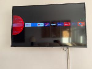 A television and/or entertainment centre at Albatros Apartamentos Playa Granada