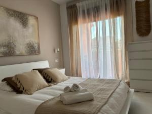 A bed or beds in a room at Albatros Apartamentos Playa Granada