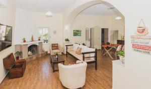 Posezení v ubytování Angels’ Home- Modern & Comfy, Fully equipped 3BD
