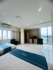 ニンビンにあるKhách sạn Bảo An Ninh Bìnhのベッド2台とテレビがあるホテルの部屋