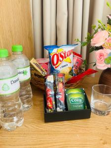 ニンビンにあるKhách sạn Bảo An Ninh Bìnhのスナックとボトル入り飲料水を用意したテーブル