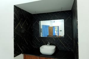 Sreeragam Residency Cherthala的一间浴室