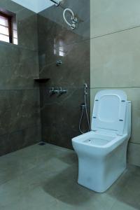 AlleppeySreeragam Residency Cherthala的带卫生间和淋浴的浴室