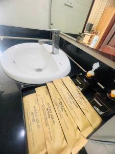 ニンビンにあるKhách sạn Bảo An Ninh Bìnhのシンクの横のカウンターに置かれた本