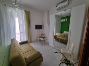 a living room with a couch and a mirror at La Chiocciola in Trani