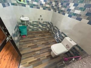 un baño con inodoro y lavabo en Hotel Chandar Palace - Near Khatu Shyam Ji Temple, en Khātu 43 fotos más