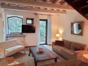 ヴェール・ポン・デュ・ガルにあるLe Mas de mon Pèreのソファとテーブルのあるリビングルーム