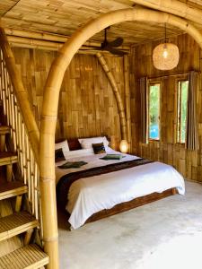 a bedroom with a bed in a wooden room at Les Terrasses Ceningan in Nusa Lembongan +43 photos
