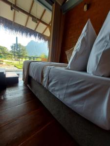 Postel nebo postele na pokoji v ubytování Redstone Cottage Gal Oya