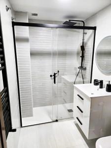 un bagno bianco con doccia e lavandino di Balcón de San Lorenzo a Ezcaray