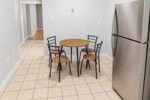 Kuchyň nebo kuchyňský kout v ubytování Airport Rooms