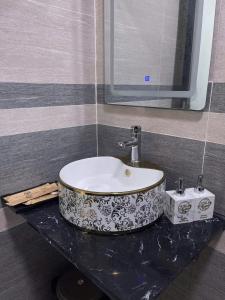 a sink on a counter in a bathroom at MUONG THEN HEAVEN hotel in Ban Hin Lom
