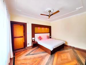 A Premium Hotel Kavyansh Near Bypass Road - Hygiene & Spacious Room - BEST HOTEL IN BHIMTAL客房内的一张或多张床位