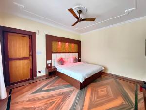 A Premium Hotel Kavyansh Near Bypass Road - Hygiene & Spacious Room - BEST HOTEL IN BHIMTAL客房内的一张或多张床位