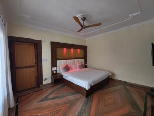 A Premium Hotel Kavyansh Near Bypass Road - Hygiene & Spacious Room - BEST HOTEL IN BHIMTAL客房内的一张或多张床位