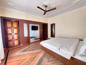 A Premium Hotel Kavyansh Near Bypass Road - Hygiene & Spacious Room - BEST HOTEL IN BHIMTAL客房内的一张或多张床位