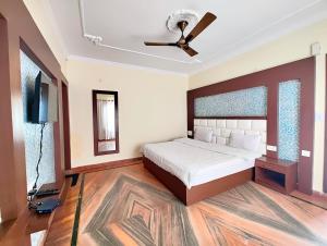 A Premium Hotel Kavyansh Near Bypass Road - Hygiene & Spacious Room - BEST HOTEL IN BHIMTAL客房内的一张或多张床位