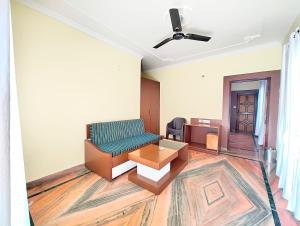A Premium Hotel Kavyansh Near Bypass Road - Hygiene & Spacious Room - BEST HOTEL IN BHIMTAL的休息区
