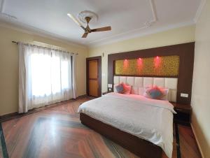 A Premium Hotel Kavyansh Near Bypass Road - Hygiene & Spacious Room - BEST HOTEL IN BHIMTAL客房内的一张或多张床位