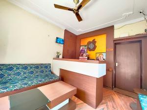 A Premium Hotel Kavyansh Near Bypass Road - Hygiene & Spacious Room - BEST HOTEL IN BHIMTAL的休息区