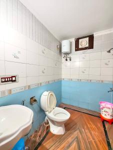 比姆塔尔A Premium Hotel Kavyansh Near Bypass Road - Hygiene & Spacious Room - BEST HOTEL IN BHIMTAL的带马桶和水槽的浴室