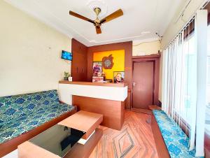 A Premium Hotel Kavyansh Near Bypass Road - Hygiene & Spacious Room - BEST HOTEL IN BHIMTAL的休息区
