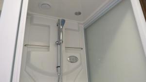 una doccia con una porta in vetro in un bagno di 021T Y's INN Oyama 板橋大山 大山駅徒歩10分 池袋駅まで3駅5分 62m戸建貸切 文化学習体験 収納スペース多数 a Tokyo Altre 37 foto