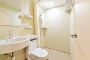 Beijing Xingshe Youth Hostel--Nearby Tiananmen square & Forbidden City & Houhai Bar street--1 minute walk to subway, Cat-keeping, Great wall&Forbidden city one day tour, Wifi and laundry room, English speaking Reception的一间浴室