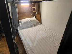 Beijing Xingshe Youth Hostel--Nearby Tiananmen square & Forbidden City & Houhai Bar street--1 minute walk to subway, Cat-keeping, Great wall&Forbidden city one day tour, Wifi and laundry room, English speaking Reception客房内的一张或多张床位