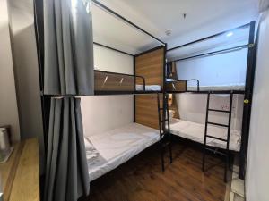 Beijing Xingshe Youth Hostel--Nearby Tiananmen square & Forbidden City & Houhai Bar street--1 minute walk to subway, Cat-keeping, Great wall&Forbidden city one day tour, Wifi and laundry room, English speaking Reception客房内的一张或多张床位