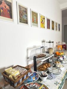 stół z mnóstwem jedzenia na nim w obiekcie Albergo Edera w mieście Salsomaggiore Terme