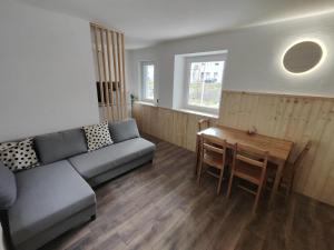 Spodnja IdrijaにあるHoliday Home Milaのソファとテーブルのあるリビングルーム