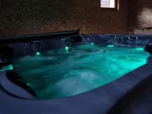 Fotografia z galérie ubytovania Les Randogodilleurs avec Jacuzzi à 2kms des pistes et 350m du Théatre du Peuple ! v destinácii Bussang
